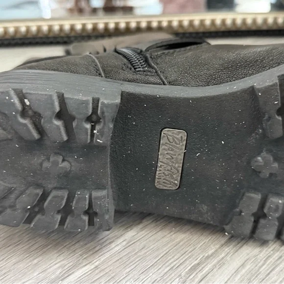 Stylish Black Winter Boots with Buckle Accents - Picture 11 of 14